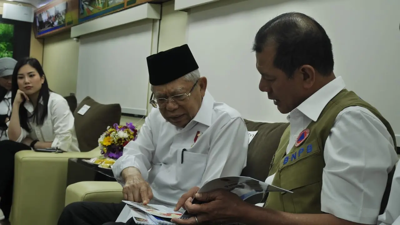 Wakil Presiden Indonesia Ma'ruf Amin meninjau wilayah bencana banjir di Banten.