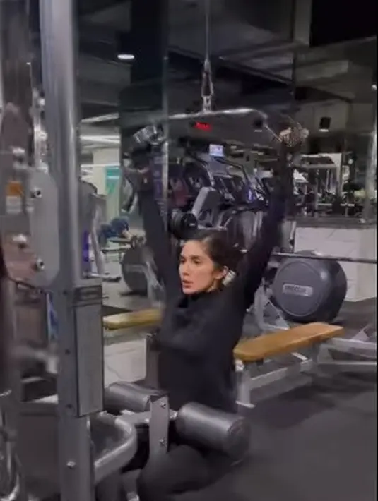 Selain itu Ussy juga rajin melakukan olahraga kardio dan angkat beban. [Foto: Instagram/ussypratama]