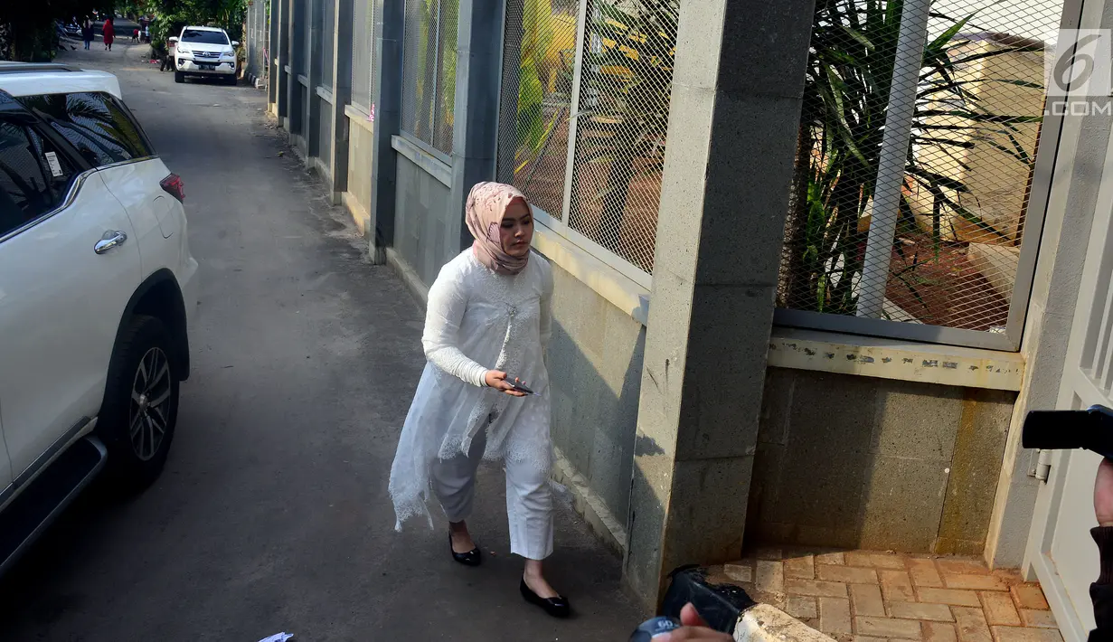 Istri Gubenur Jambi nonaktif Zumi Zola, Sherin Taria berjalan masuk ke dalam Rumah Tahanan Kelas 1 Jakarta Timur cabang Rutan KPK, Jakarta, Jumat, (15/6). Kunjungan dalam rangka Hari Raya Idul Fitri 1439 Hijriah. (Liputan6.com/Johan Tallo)