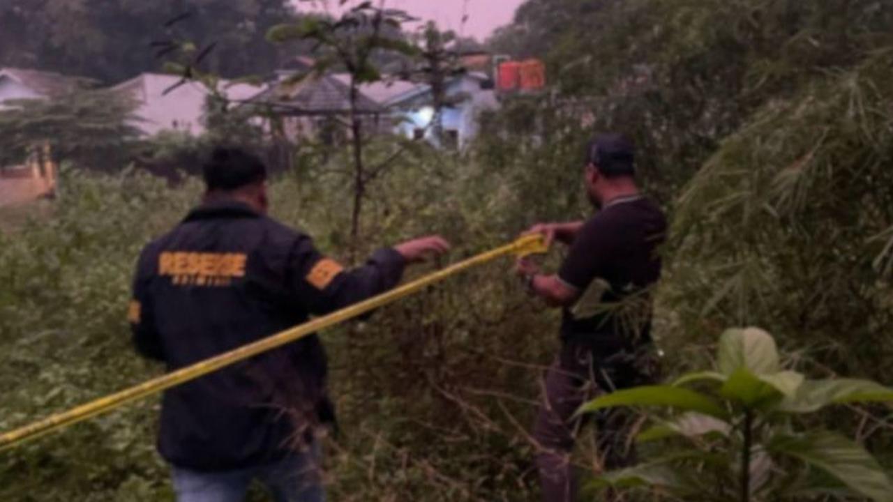 Mayat Perempuan Dikerubungi Lalat Ditemukan di Semak-Semak Belakang Rumah Warga Cisauk, Tangannya Diborgol ke Belakang