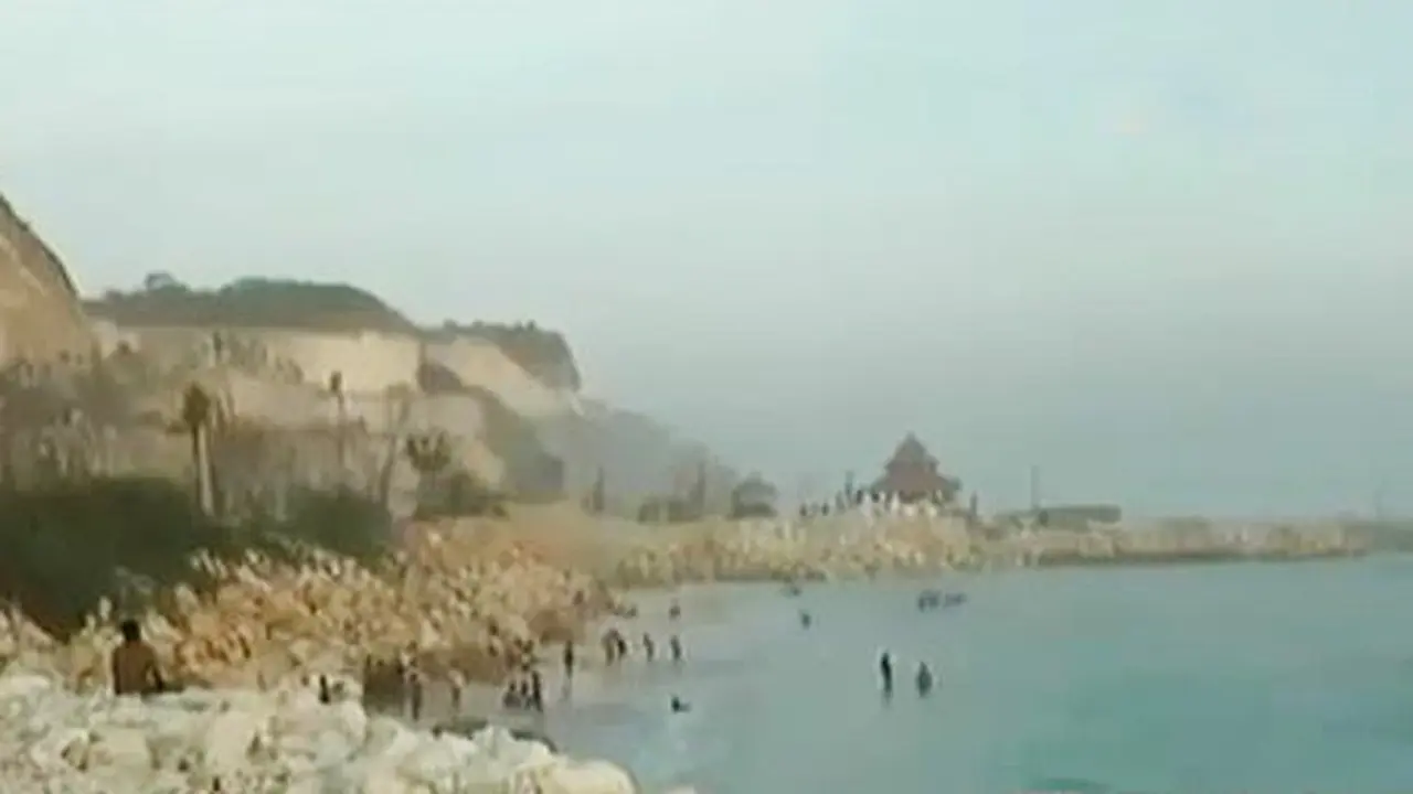 Menikmati Keindahan Pantai Melasti dari Atas Bukit