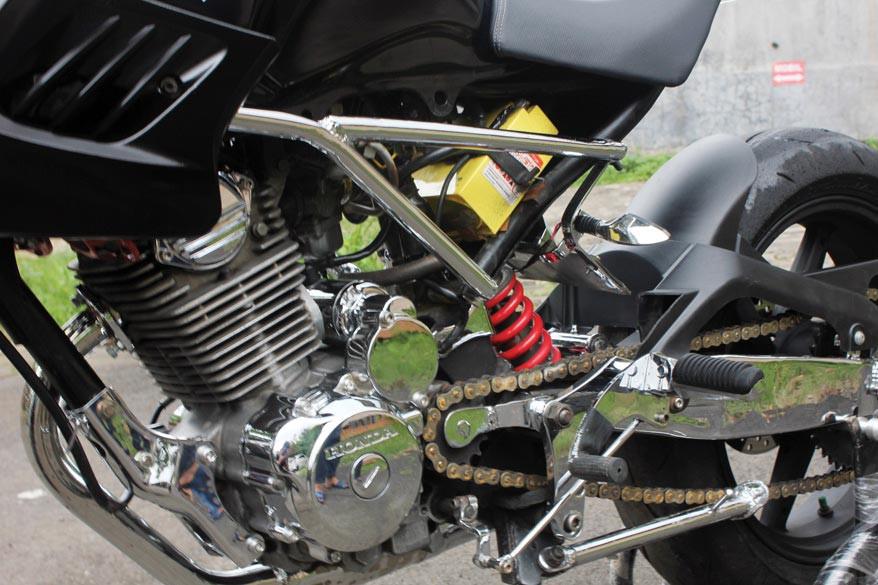 monoshock warna merah 