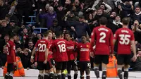 Selebrasi gol yang dicetak striker Man United, Marcus Rashford ke gawang Manchester City pada laga di Etihad Stadium, Minggu (3/3/2024). (AP Photo/Dave Thompson)