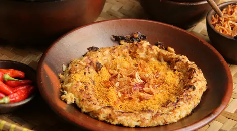 Kerak telor adalah makanan khas