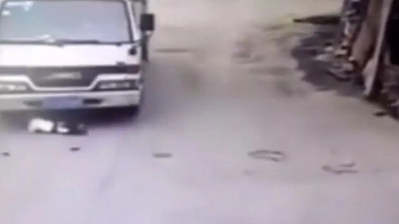 Ngeri, Detik-detik Bocah Hampir Dilindas Truk