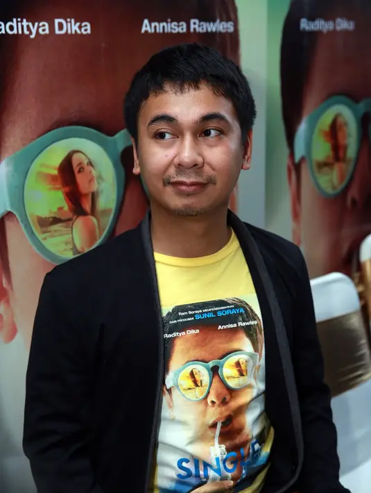 Suatu hari, adik Ebi, Alva (Frederik Alexander) yang lebih ganteng dan sukses darinya mengumumkan dia hendak menikah.  (Deki Prayoga/Bintang.com)