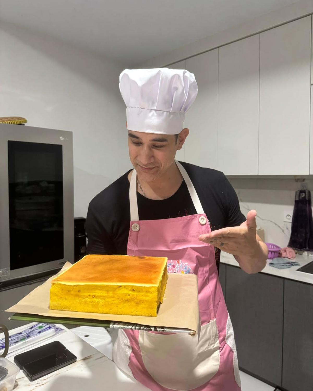 Ganteng dan Gagah, Ternyata Okan Cornelius Juga Jago Bikin Kue - Ini Aksinya saat Buat Lapis Legit