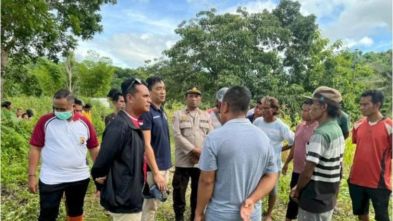 Polisi saat melakukan olah TKP penemuan jasad wanita diduga korban pembunuhan di Sumba Barat, NTT. (Liputan6.com/Ola Keda)