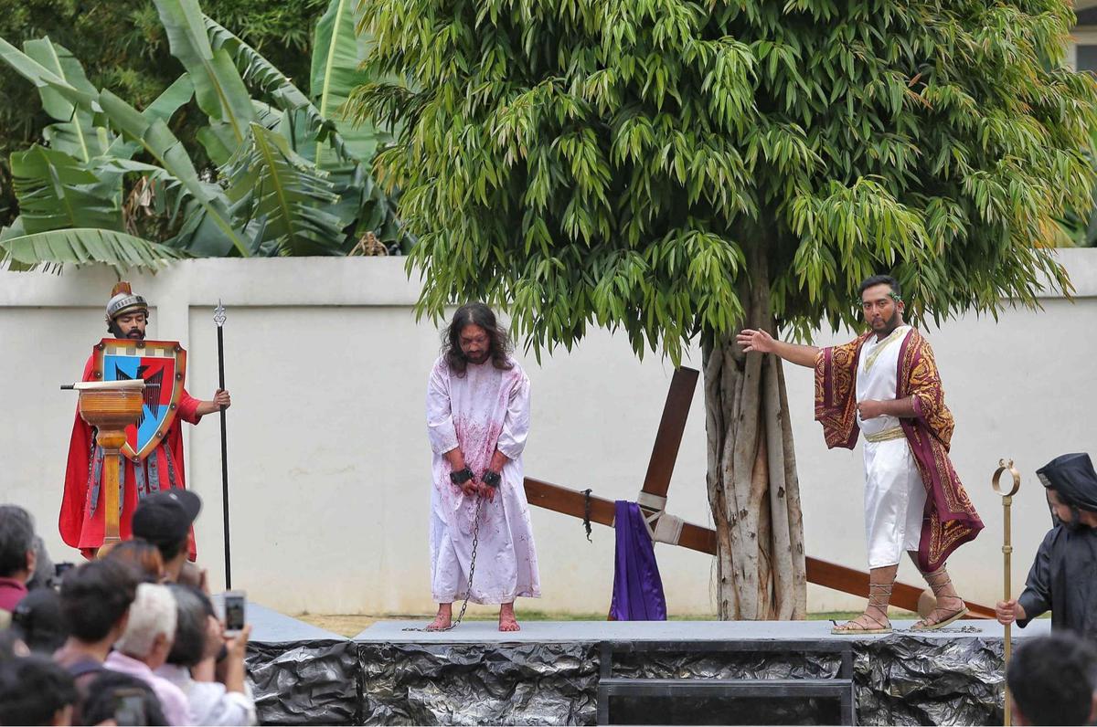 Drama penyaliban Yesus Kristus selama peringatan Jumat Agung