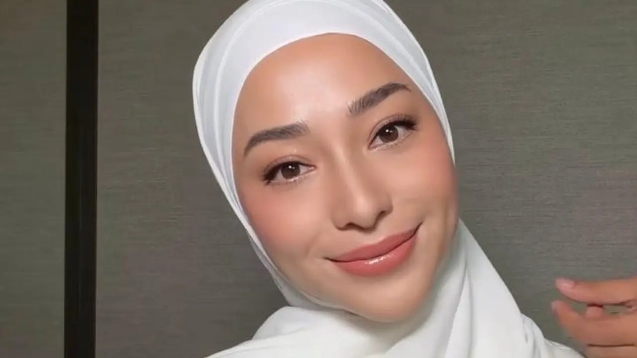 Kini Tampil Berhijab, Pesona Menawan  Nikita Willy Dipulas Clean Makeup Look