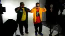 Duo rapper The Best Man saat proses syuting pembuatan videoklip single terbaru dari Septy Sanustika, 'Playboy Cap Sisir' di kawasan Ciputat, Tangerang Selatan, Senin (16/3/2015). (Liputan6.com/Faisal R Syam)