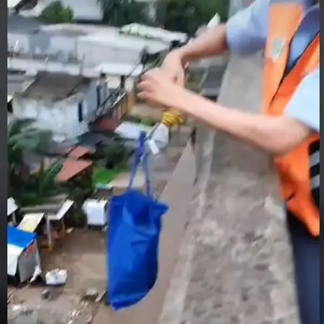 Viral Pria Petugas Jalan Tol Beli Takjil dengan Cara Tak Terduga