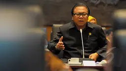 Oesman Sapta Odang memberikan keterangan pada panitia World Congress di  Ruang Delegasi  Parlemen RI, Jakarta, Senin (16/02/2015). Soy Martua Pardede mengundang Pimpinan MPR hadir dalam World Congress of Consuls di Bali. (Liputan6.com/Andrian M Tunay)