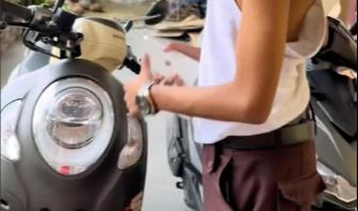 Tak berhenti sampai di situ, ternyata Sucika juga membelikannya sebuah motor.