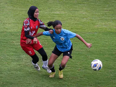 Pemain Timnas Indonesia U-20 berebut bola dengan pemain Tim Putri PW Saputra, Subang pada laga uji coba untuk persiapan Kalifikasi Piala Asia Wanita U-20 2023 yang berlangsung di Lapangan A, Kompleks Stadion Utama Gelora Bung Karno (SUGBK), Senayan, Jakarta, Kamis (02/03/2023). (Bola.com/Bagaskara Lazuardi)