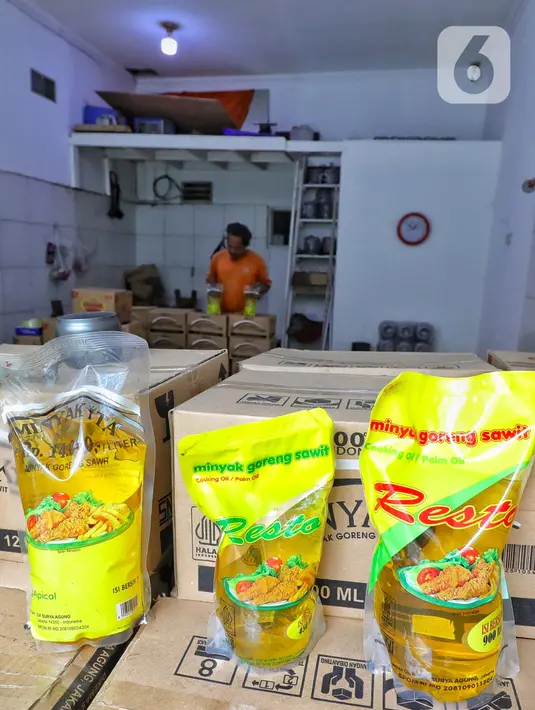Komoditas utama yang berkontribusi terhadap inflasi bulanan tersebut diantaranya bawang merah, tomat, emas perhiasan, daging ayam ras, dan minyak goreng. (Liputan6.com/Angga Yuniar)