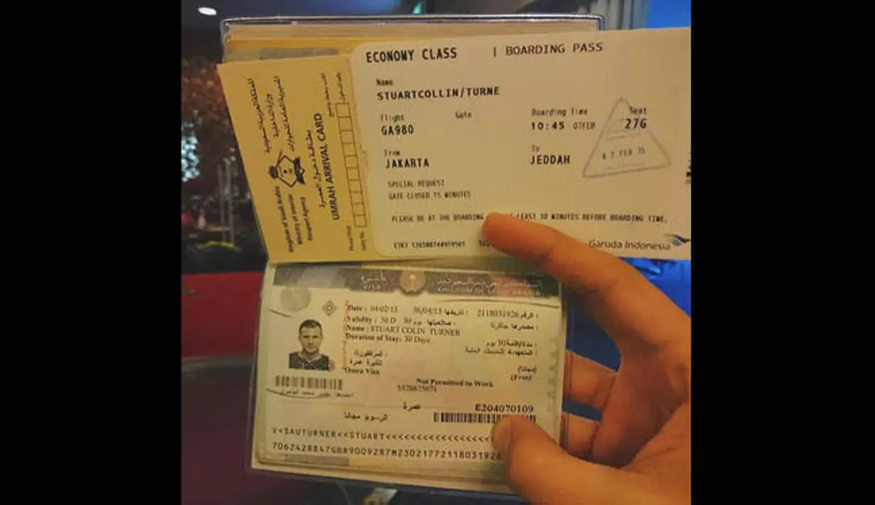 Di akun Instagramnya, Stuart Collin juga mengunggah foto tiket pesawat dan visa untuk menuju Tanah Suci.(instagram.com/stuartcollin)