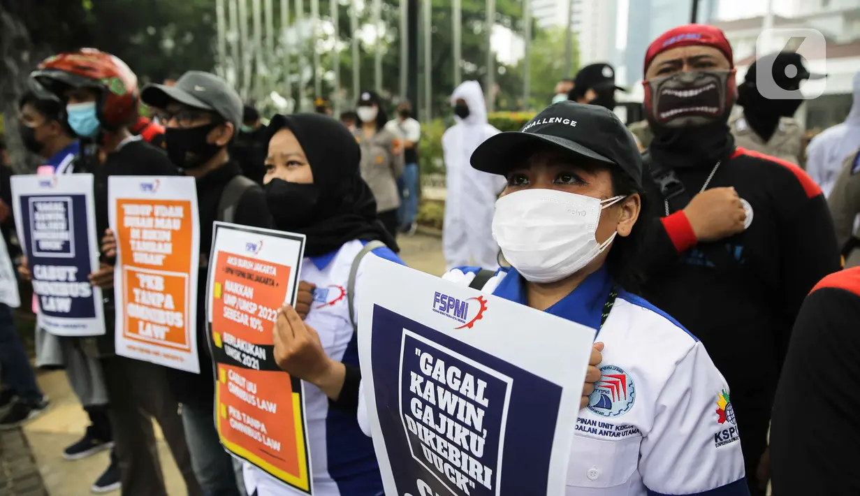 Sejumlah buruh saat melakukan aksi di depan Balai Kota DKI Jakarta, Selasa (26/10/2021). Pada aksi tersebut massa buruh menuntut kenaikan UMP 2022 sebesar 10 persen, berlakukan UMSK 2021 dan mencabut UU Omnibus Law. (Liputan6.com/Faizal Fanani)