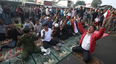 Warga melaksanakan salat duha di tengah jalan jelang eksekusi penggusuran rumah di kawasan Rawajati, Pancoran, Kamis (9/1). Hal itu dilakukan warga yang berharap pembongkaran tidak jadi dilakukan Pemkot Jakarta Selatan. (Liputan6.com/Immanuel Antonius)