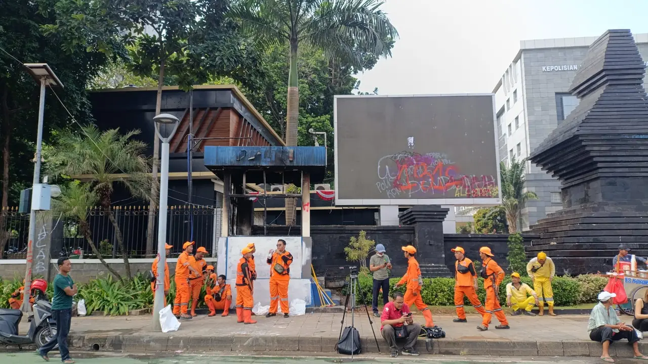 Potret Fasilitas Umum Sekitar Polda Metro Jaya yang Rusak usai Demo Ricuh