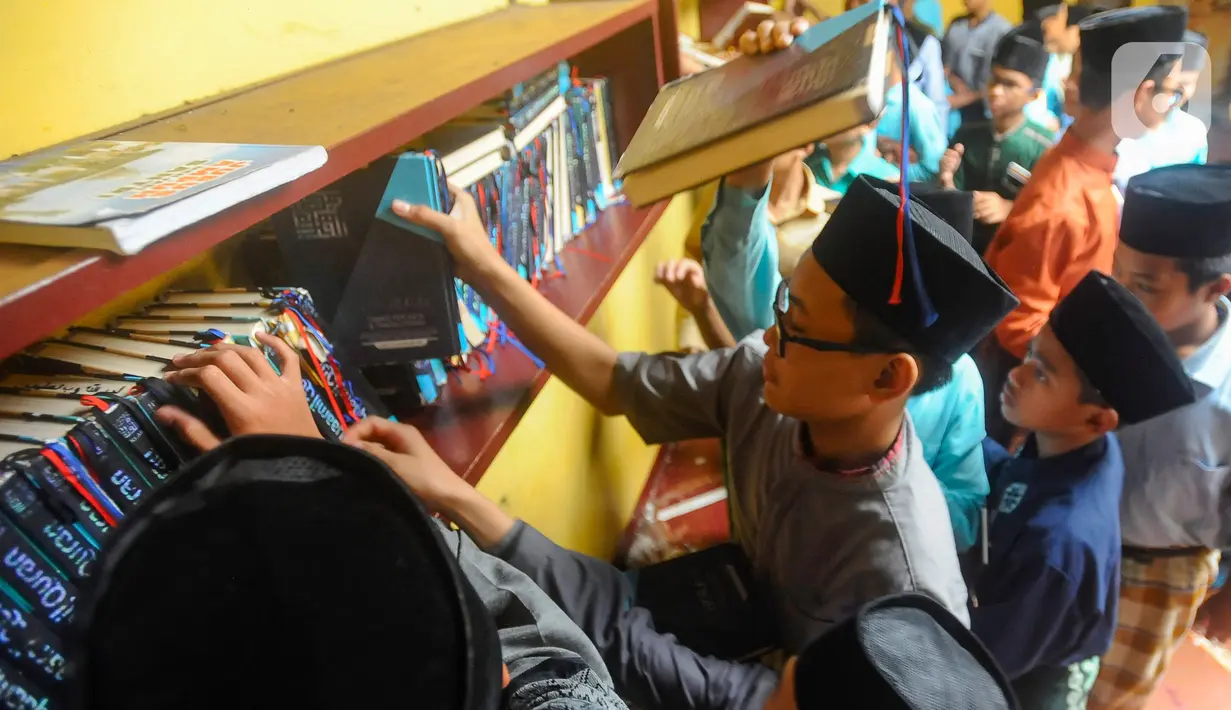 Tadarus merupakan kegiatan membaca, mempelajari, dan memahami serta mengkaji secara bersama-sama kitab suci Al Quran. (merdeka.com/Arie Basuki)