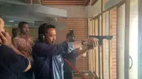 Menpora berhasil memperoleh nilai sempurna 10 saat menembak dari jarak 25 meter. 