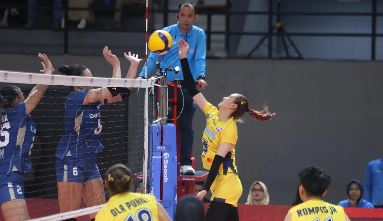 engan kemenangan ini, Bandung bjb Tandamata mengoleksi tiga poin di klasemen sementara sektor putri. Mereka sejajar dengan Jakarta Popsivo Polwan yang sebelumnya menang atas Medan Falcons dengan skor 3-0. (Foto: Dok PBVSI)