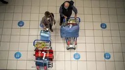 Orang-orang menunggu di bandara OR Tambo di Johannesburg, Jumat (26/11/2021). Sejumlah negara bergerak untuk menghentikan perjalanan udara dari Afrika Selatan sebagai reaksi terhadap berita varian baru COVID-19 yang berpotensi lebih menular yang telah terdeteksi di Afrika Selatan. (AP/Jerome Delay)