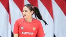 Pevoli Timnas putri Indonesia, Yolla Yuliana melakukan pemanasan sebelum bermain pada laga eksibisi saat peresmian Indonesia Arena di Senayan, Jakarta, Senin (07/08/2023). (Bola.com/Bagaskara Lazuardi)