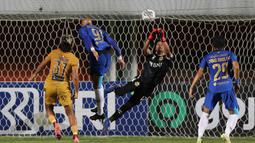 PSIS menciptakan peluang emas lewat Bruno Silva yang mengancam gawang Bhayangkara FC. Namun bola dapat diamankan oleh Awan Setho. (Bola.com/Bagaskara Lazuardi)