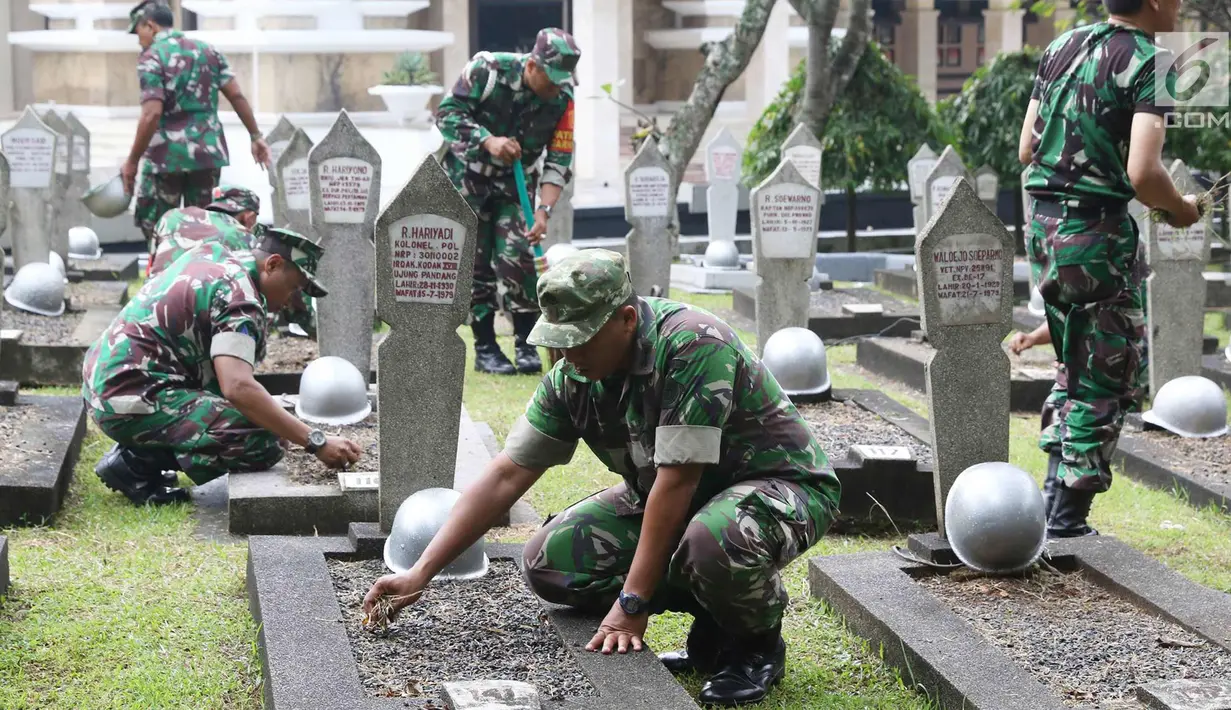 Personel TNI mencabut rumput liar saat membersihkan Taman Makam Pahlawan Kalibata di Jakarta, Kamis (9/11). Pembersihan tersebut dilakukan guna menyambut Hari Pahlawan yang diperingati setiap 10 November. (Liputan6.com/Immanuel Antonius)