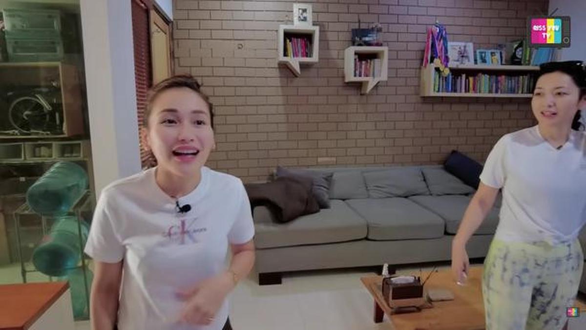 7 Potret Ruang TV Sederhana di Rumah Hesti Purwadinata, Terasa Hidup dan Nyaman