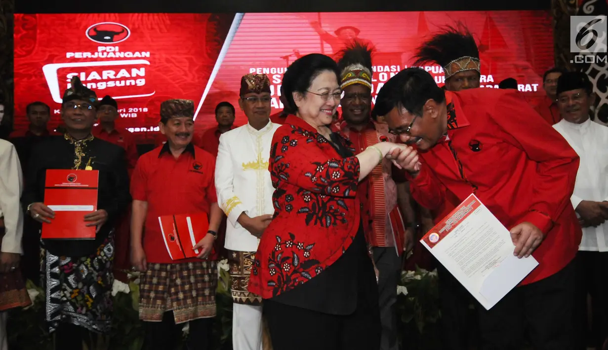 Djarot Saiful Hidayat (kanan depan) mencium tangan Ketua Umum DPP PDIP, Megawati Sukarnoputri usai menerima surat rekomendasi menjadi Bakal Cagub Sumatera Utara di Jakarta, Kamis (4/1). (Liputan6.com/Helmi Fithriansyah)