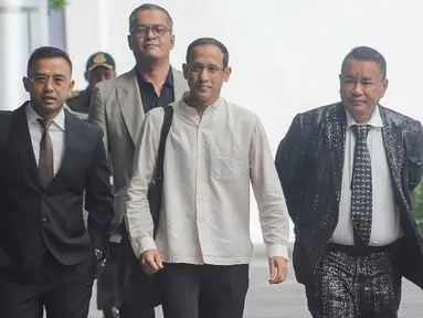 Mantan Menteri Pendidikan, Kebudayaan, Riset dan Teknologi (Mendikbudristek) Nadiem Makarim (ketiga kiri) saat tiba di area Gedung Kejaksaan Agung (Kejagung), Jakarta, Selasa (15/7/2025). (merdeka.com/Arie Basuki)
