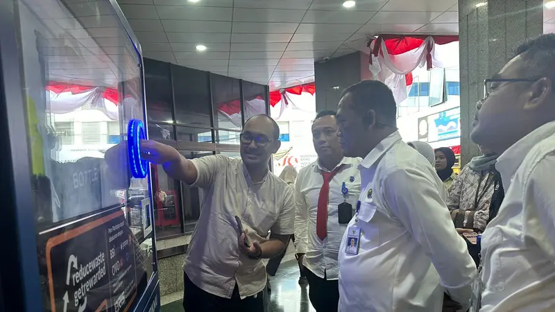 ASDP telah memasang mesin Reverse Vending Machine (RVM) untuk botol plastik di area gedung Karsa Kementerian Perhubungan pada Rabu (14/8).