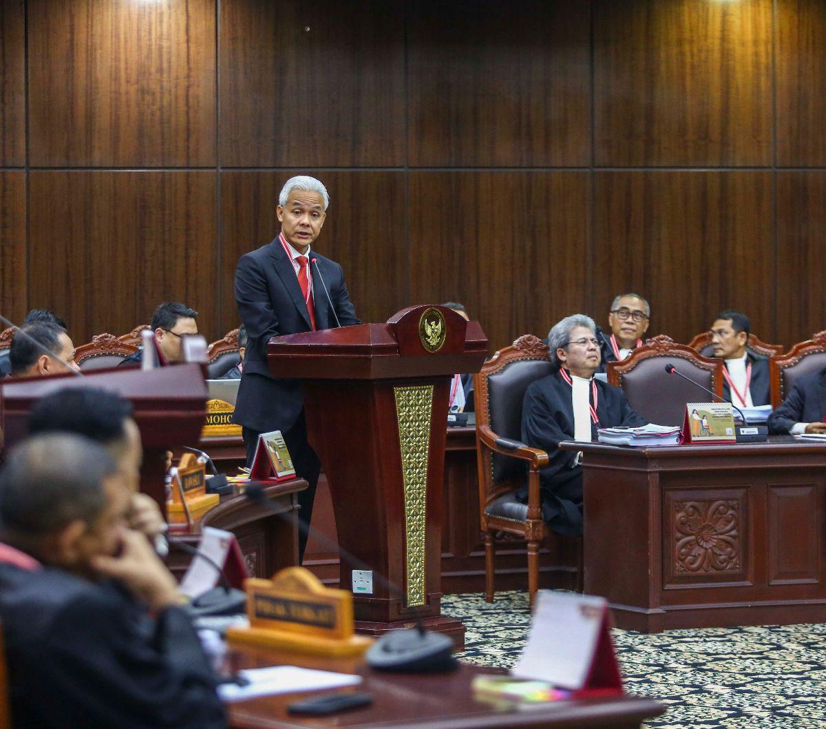 Pasangan capres-cawapres nomor urut 3, Ganjar Pranowo dan Mahfud MD didampingi tim hukumnya mengikuti Sidang Perselisihan Hasil Pemilihan Umum (PHPU) di Gedung Mahkamah Konstitusi (MK), Jakarta, Rabu (27/3/2024).&nbsp; Dalam momen tersebut tim hukum Ganja