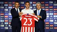 Kieran Trippier resmi diperkenalkan sebagai pemain anyar Atletico Madrid pada Kamis (18/7/2019) sore waktu setempat. (AFP/GABRIEL BOUYS)
