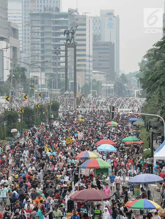 Pedagang Kaki Lima (PKL) berjualan selama kegiatan Car Free Day (CFD) di sepanjang Jalan Sudirman, Jakarta, Minggu (9/12). Kurangnya pengawasan menyebabkan banyak PKL yang berjualan tidak pada tempatnya dan memenuhi area CFD. (Liputan6.com/Faizal Fanani)