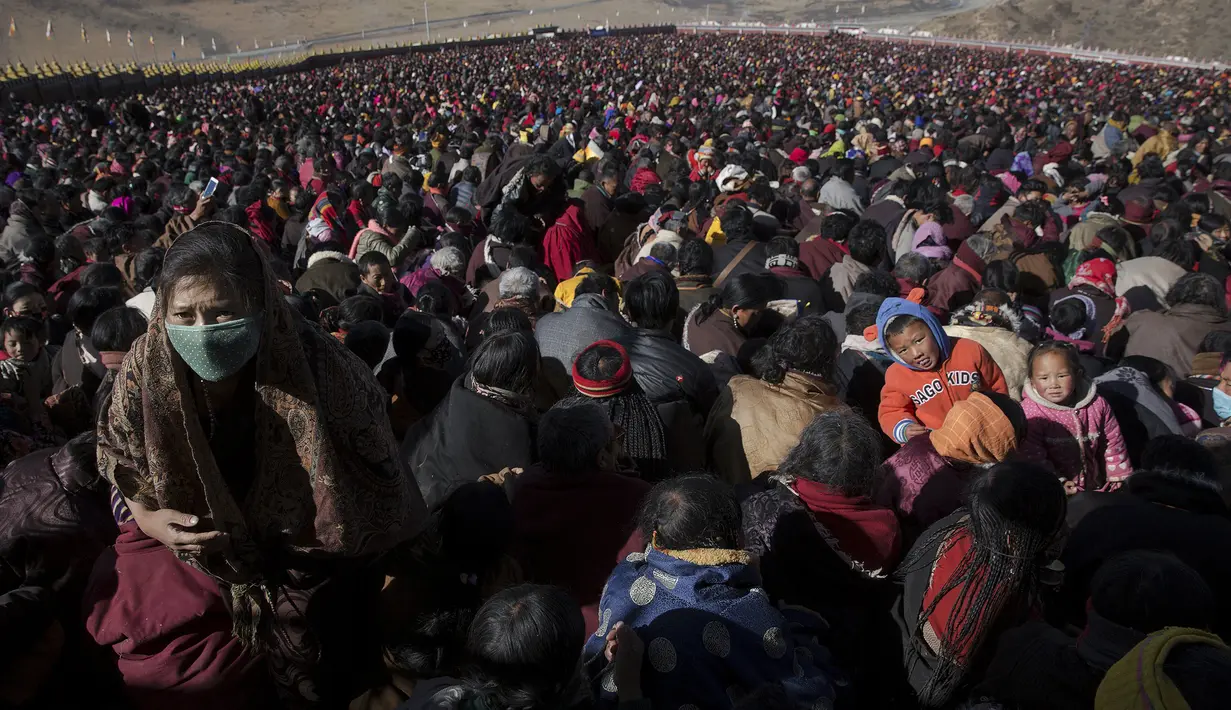 Ribuan warga Tibet saat akan menuju ke di Larung Wuming Buddha Institute, Tibet, Cina (1/11/2015).  Disana nantinya mereka akan melakukan kegiatan kerohanian dengan para Biksu. (REUTERS/Damir Sagolj)