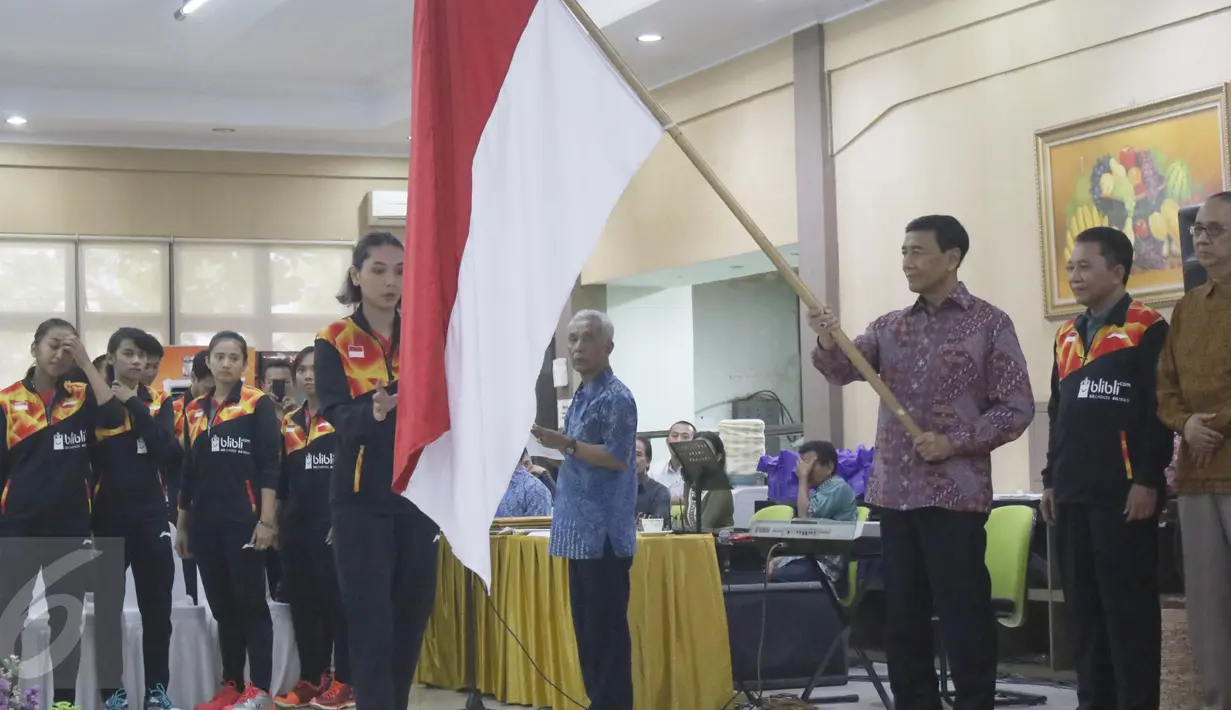 Sejumlah atlet mengikuti saat upacara pelepasan tim Piala Sudirman 2017 di Cipayung, Jakarta, Sabtu (6/5). Mereka terdiri diri dari 10 pemain putra dan 10 pemain putri yang akan berlaga di Australia pada 21-28 mei 2017. (Liputan6.com/Angga Yuniar)
