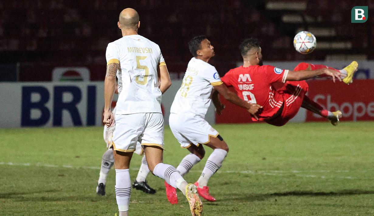 Pemain Persija Jakarta, Abdulla Yusuf Helal (kanan) berusaha melepaskan tendangan akrobatik dibayangi pemain Dewa United, Achmad Faris dalam laga pekan ke-16 BRI Liga 1 2022/2023 di Stadion Sultan Agung, Bantul, Yogyakarta, Selasa (20/12/2022) malam WIB. (Bola.com/Ikhwan Yanuar)