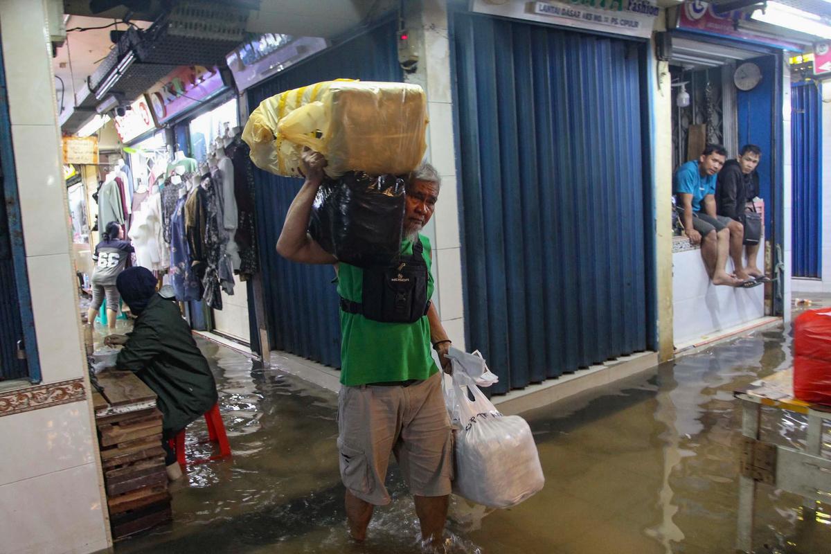 FOTO: Banjir Akibat Hujan Deras Ganggu Aktivitas Perdagangan di Pasar Cipulir