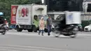 Pejalan kaki dengan hati-hati menyeberangi jalan di persimpangan Terminal Pulo Gadung, Jakarta, Rabu (5/9). Tiadanya jembatan penyeberangan orang (JPO) dan lampu merah mengancam keselamatan pejalan kaki dan pengendara. (Merdeka.com/Iqbal Nugroho)
