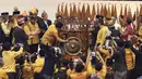 Ketua Umum Partai Hanura Oesman Sapta Odang (OSO) memukul gong dalam pembukaan Rakernas Partai Hanura di Pekanbaru, Riau, Selasa (8/5). Acara dihadiri Ketua DPD Hanura seluruh Indonesia. (Liputan6.com/Herman Zakharia)