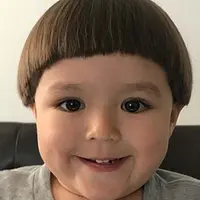 El Barack Alexander, putra semata wayang Jessica Iskandar yang selalu menarik perhatian publik. Dan kini, penampilan El semakin menggemaskan lantaran tampilan rambutnya yang baru. (Instagram/inijedar)