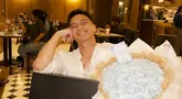 Lawan main Natasha Wilona di sinetron Anak Band ini mendapatkan buket bunga besar dari orang tersayang. Wajah sumringah Farhan sangat menjelaskan bahwa ia sangat bahagia di momen ulang tahunnya ini. Namanya kini semakin bersinar, kehidupan bintang film Di Bawah Umur ini dikulik publik. Menginjak usia baru, pesonanya aktor muda kelahiran 2001 ini semakin terpancar. (Liputan6.com/IG/@farhanrasyidd)
