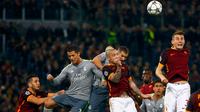 Bek AS Roma, Lucas Digne (kanan) berebut bola udara dengan para pemain Real Madrid pada leg pertama 16 besar Liga Champions di Stadion Olimpico, Italia (18/2). Real Madrid menang atas AS Roma dengan skor 2-0. (REUTERS/Tony Gentile)