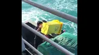 Petugas kebersihan kapal Pelni membuang sampah ke tengah laut membuat warganet geram. (video)