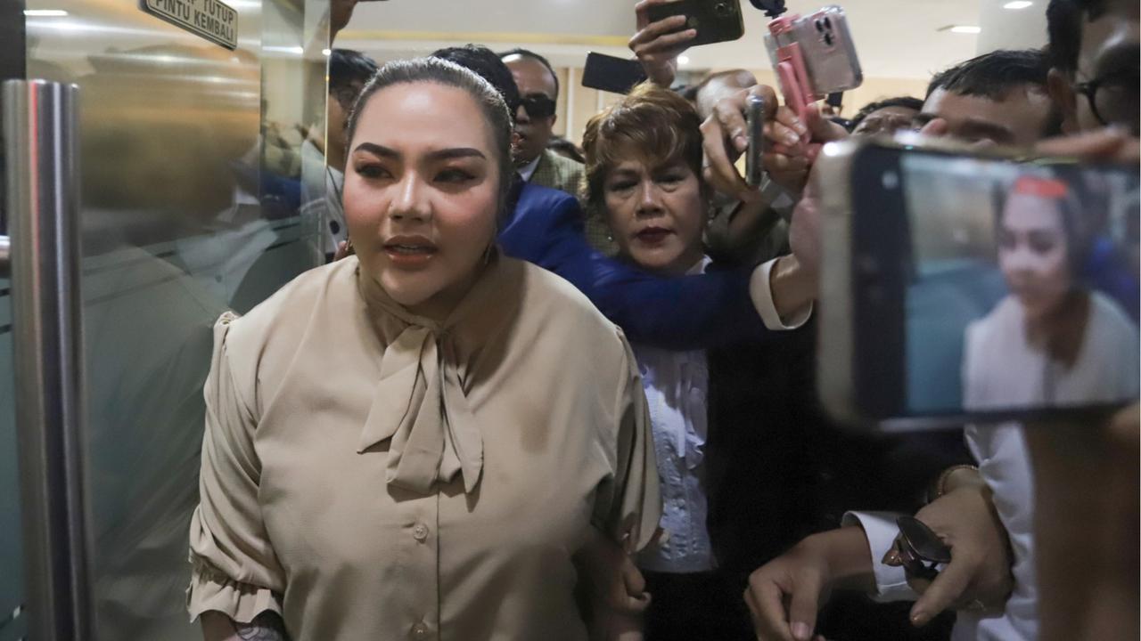 FOTO: Lisa Mariana Sambangi Mabes Polri, Jalani Tes DNA