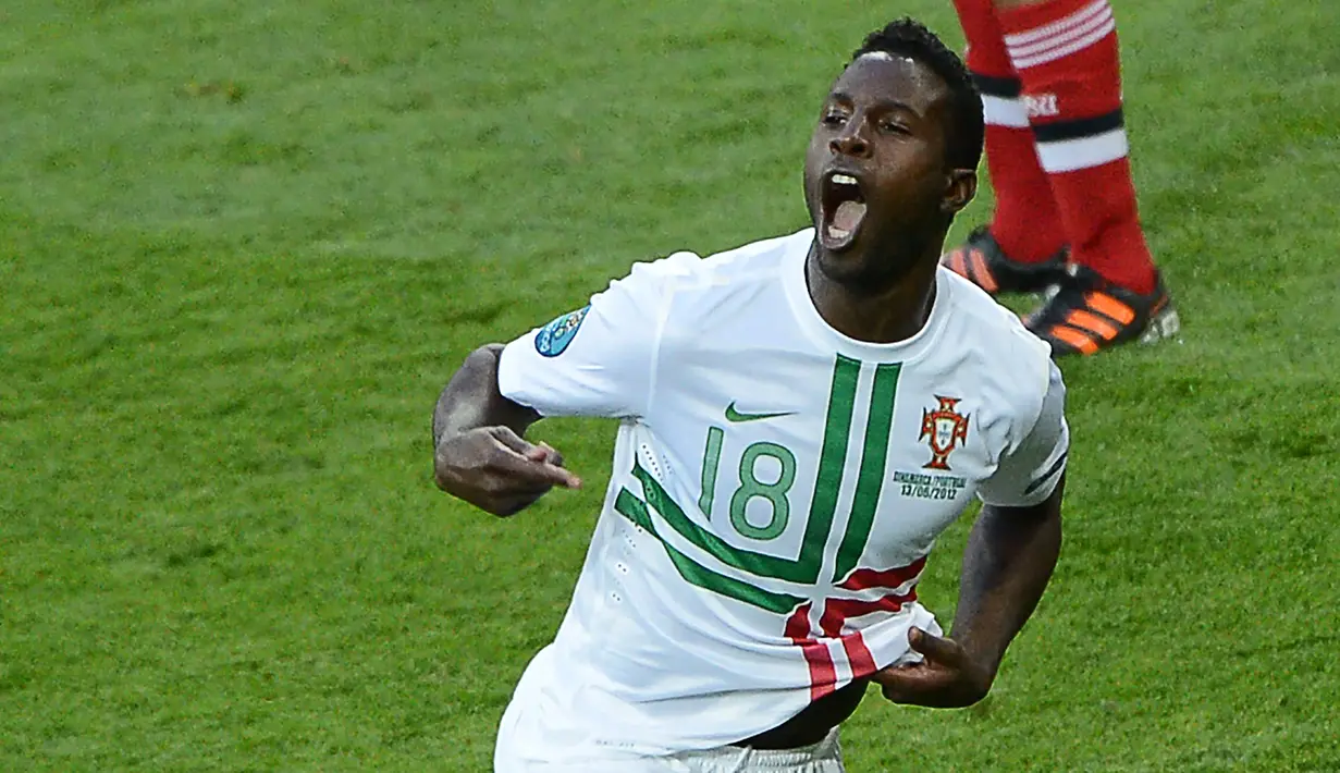 Silvestre Varela. Gelandang Timnas Portugal ini pensiun dari timnas usai Piala Dunia 2014 saat berusia 29 tahun. Ia total tampil 27 kali dengan torehan 5 gol dan 3 assist. Ia menjadi bagian skuat Seleccao di Euro 2012 dan Piala Dunia 2014. (AFP/Anne-Christine Poujoulat)
